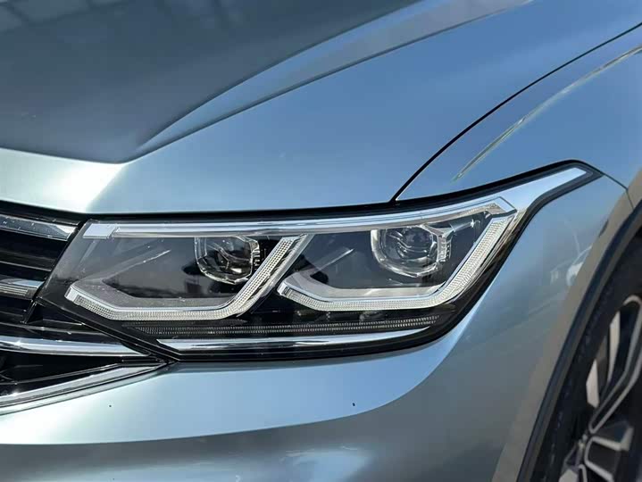 Photo 5 - Volkswagen Tiguan L Pro