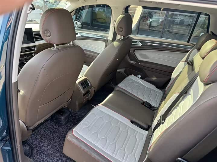 Photo 6 - Volkswagen Tiguan L Pro