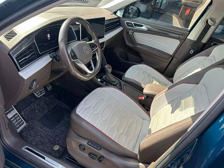 Photo 7 - Volkswagen Tiguan L Pro