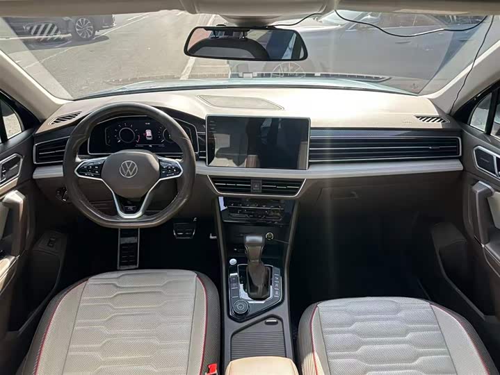 Photo 8 - Volkswagen Tiguan L Pro