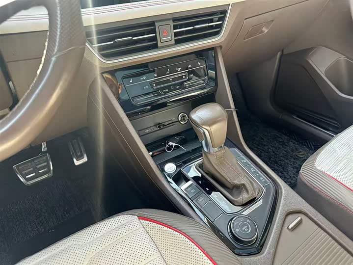 Photo 9 - Volkswagen Tiguan L Pro