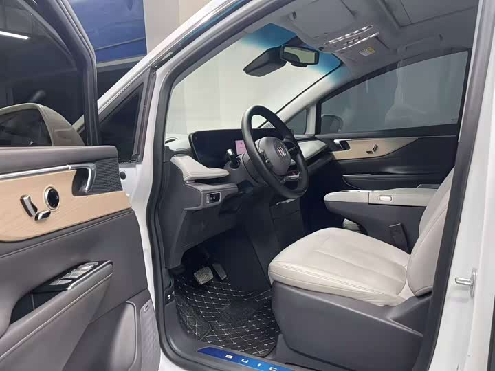 Photo 5 - Buick GL8 ES