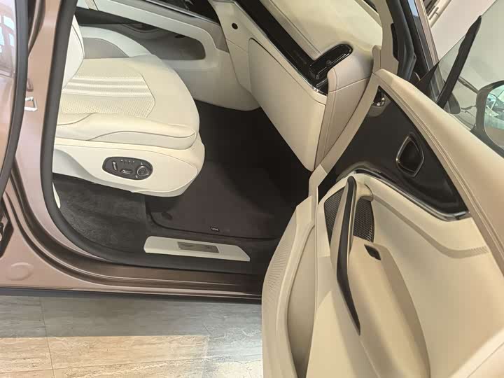 Фото 6 - Aston Martin DBX