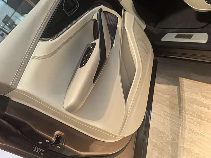 Фото 8 - Aston Martin DBX