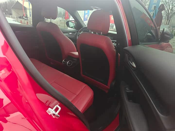 Фото 9 - Alfa Romeo Stelvio