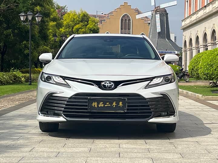 Фото 2 - Toyota Camry