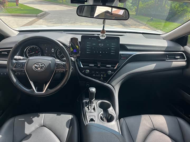 Фото 7 - Toyota Camry