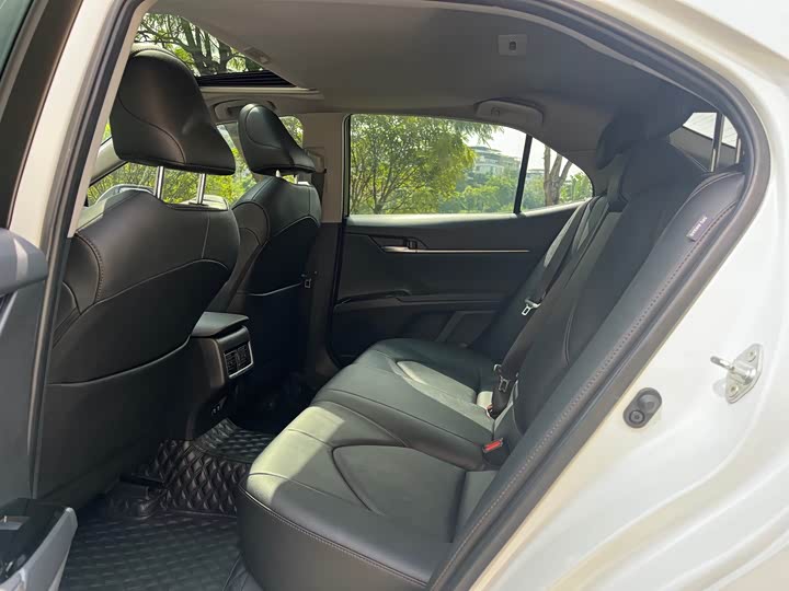 Фото 8 - Toyota Camry