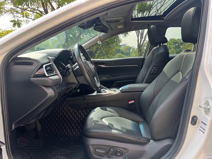 Фото 9 - Toyota Camry