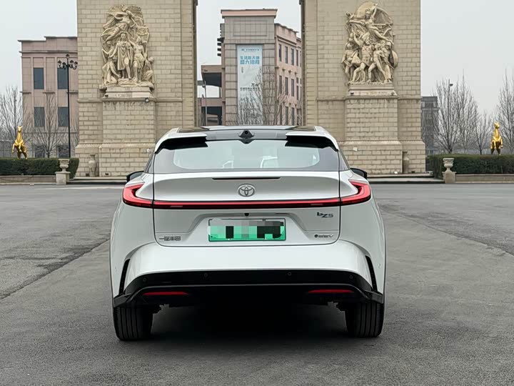 Фото 5 - Toyota bZ5