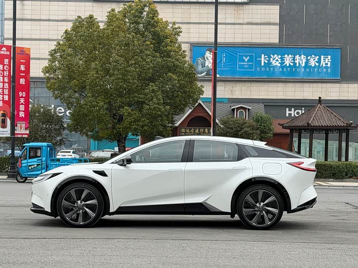 Фото 7 - Toyota bZ5