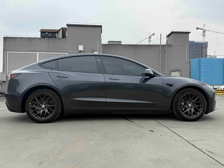 Фото 4 - Tesla Model 3