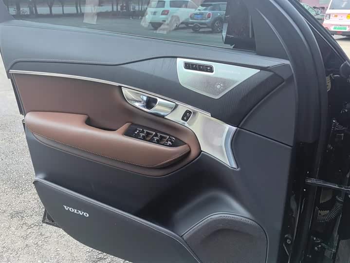 Фото 7 - Volvo XC90