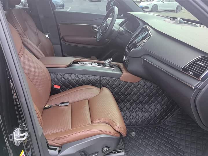 Фото 8 - Volvo XC90