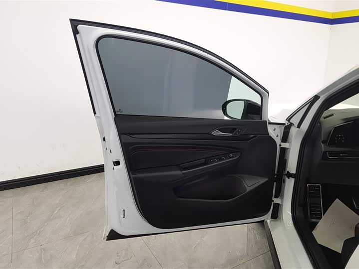 Фото 7 - Volkswagen Golf GTI