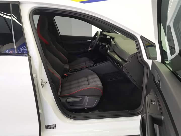 Фото 8 - Volkswagen Golf GTI