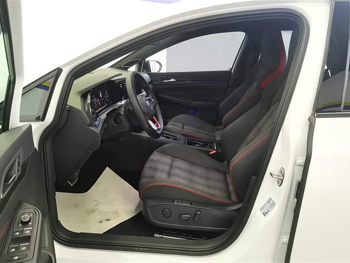 Фото 9 - Volkswagen Golf GTI