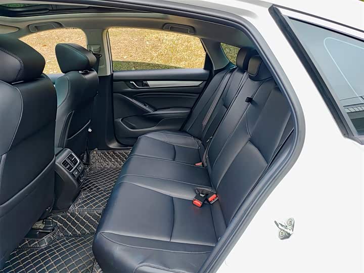 Фото 8 - Honda Accord