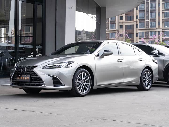 Фото 1 - Lexus ES