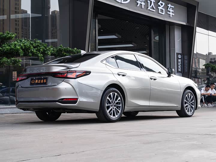 Фото 3 - Lexus ES