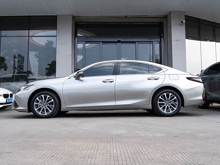 Фото 4 - Lexus ES