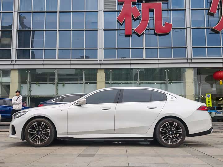 Фото 3 - BMW 5 Series