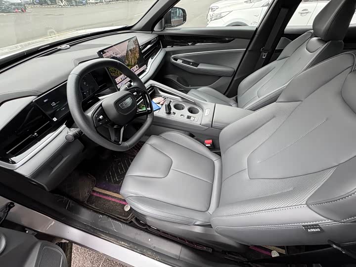 Photo 7 - Geely Atlas