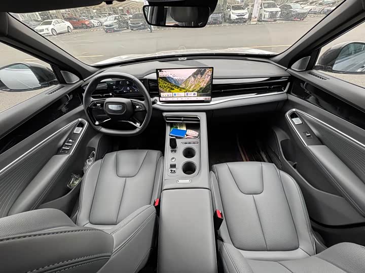 Photo 9 - Geely Atlas