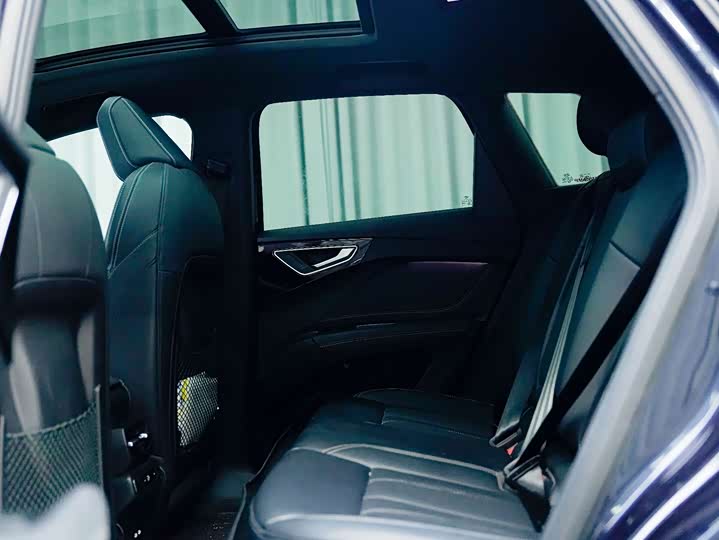 Photo 6 - Audi Q4 e-tron