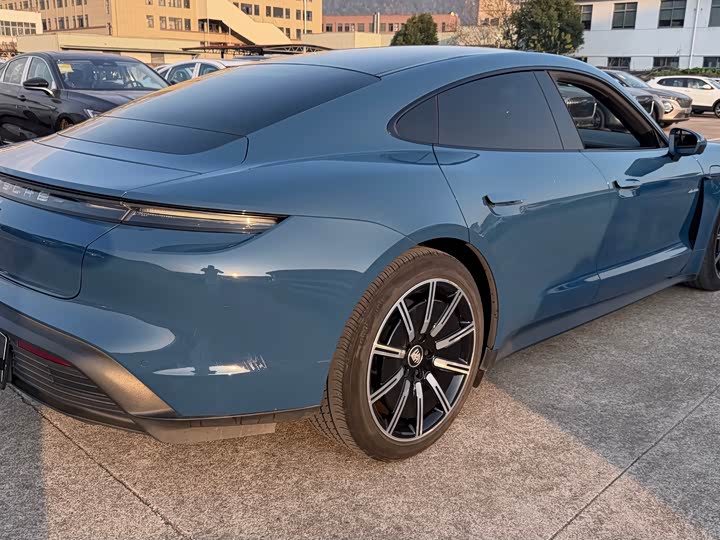 Photo 7 - Porsche Taycan