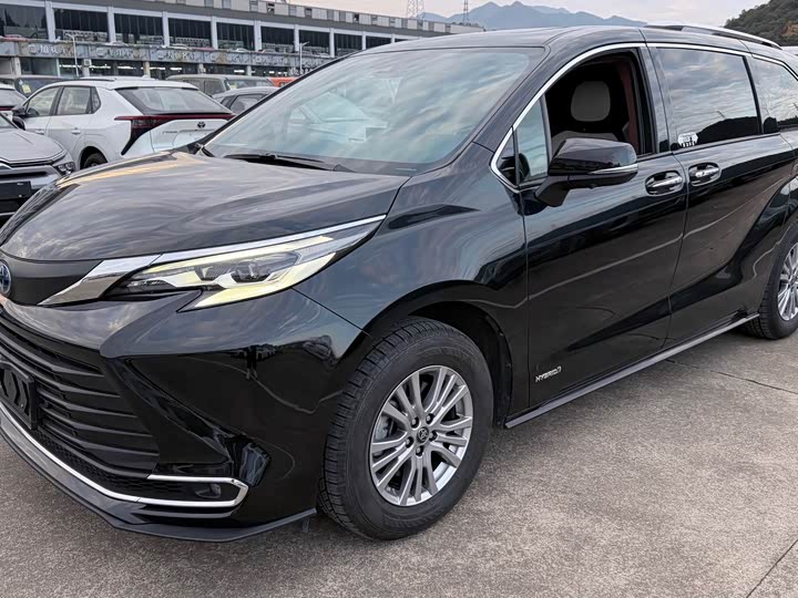 Фото 2 - Toyota Sienna