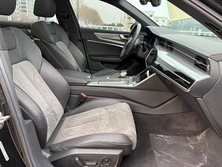 Фото 9 - Audi A6L