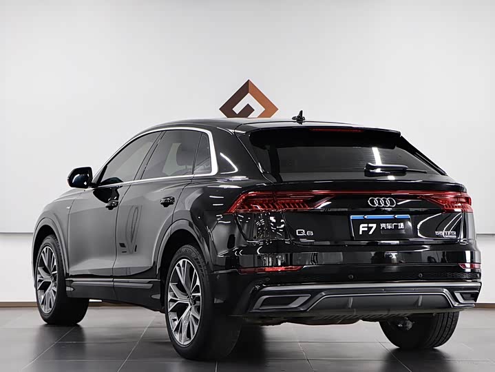 Фото 4 - Audi Q8