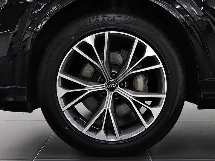 Фото 8 - Audi Q8