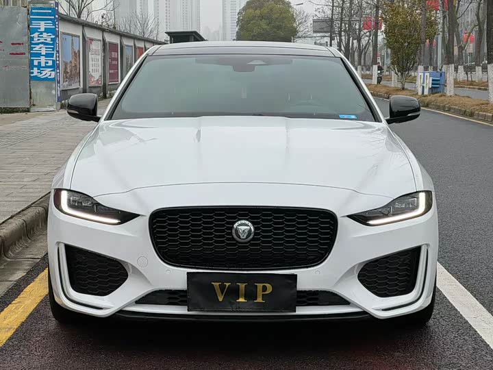 Фото 2 - Jaguar XE L
