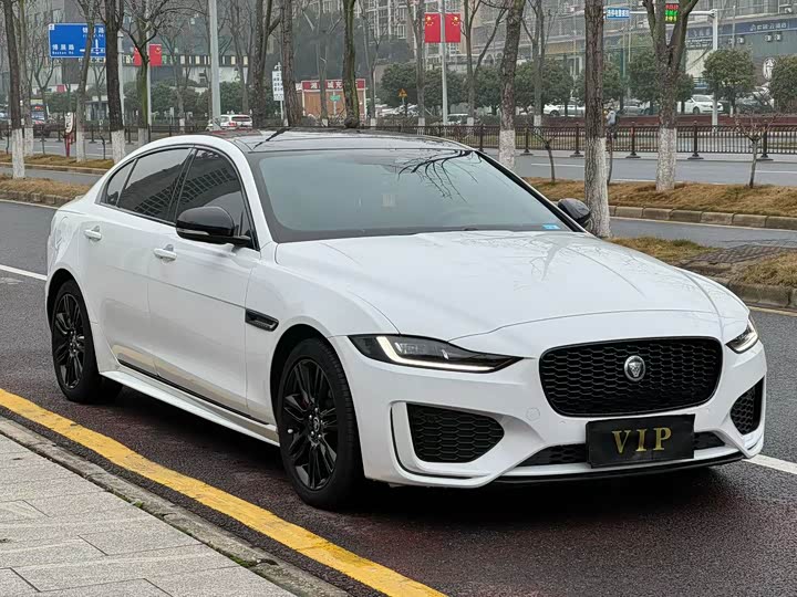 Фото 3 - Jaguar XE L