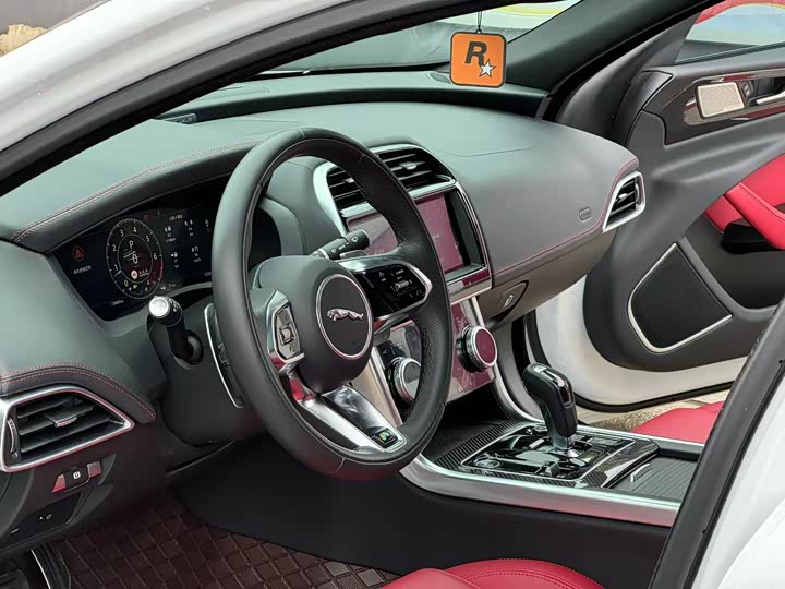 Фото 4 - Jaguar XE L