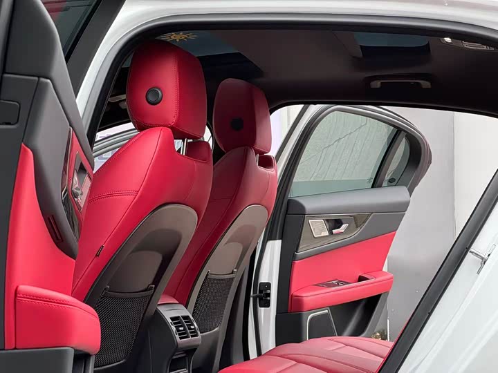 Фото 6 - Jaguar XE L