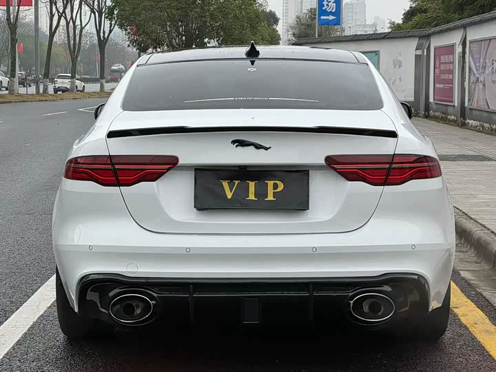 Фото 8 - Jaguar XE L