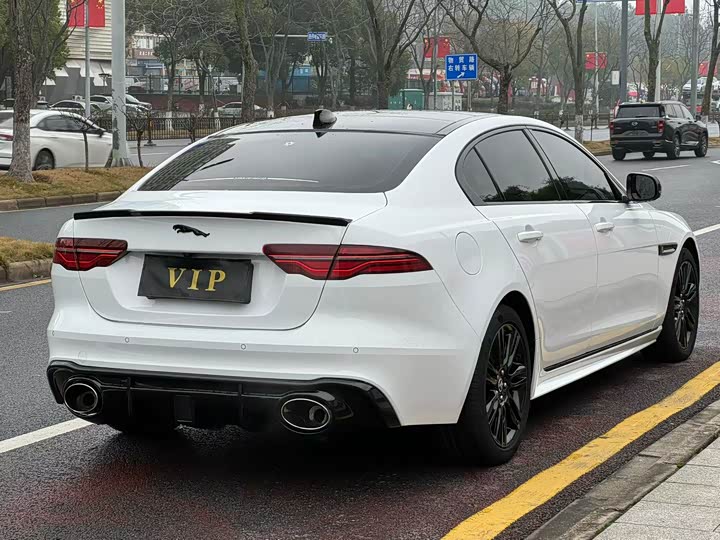Фото 9 - Jaguar XE L