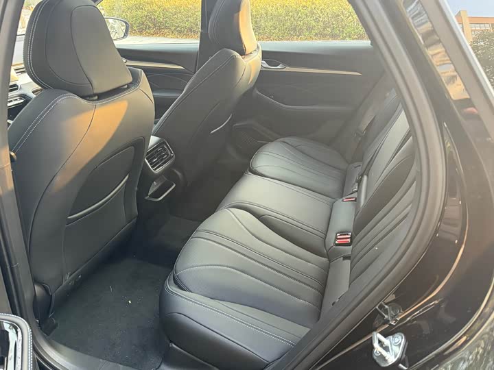 Фото 9 - Geely Preface