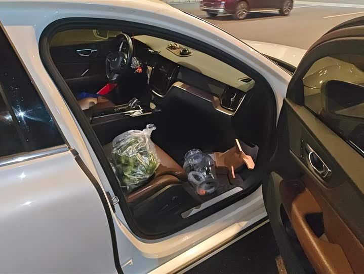 Фото 8 - Volvo S60