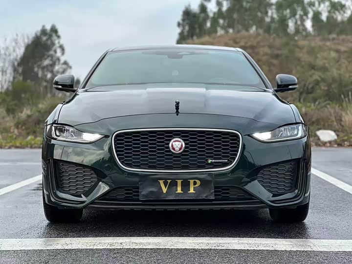 Фото 1 - Jaguar XE L