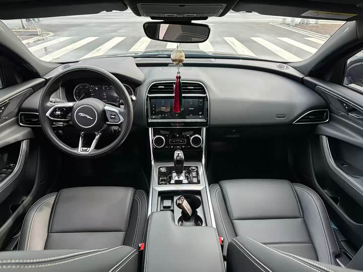 Фото 4 - Jaguar XE L