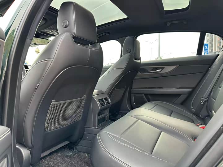 Фото 6 - Jaguar XE L