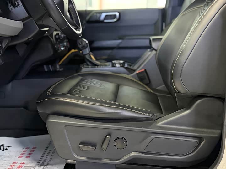 Photo 4 - Ford Bronco