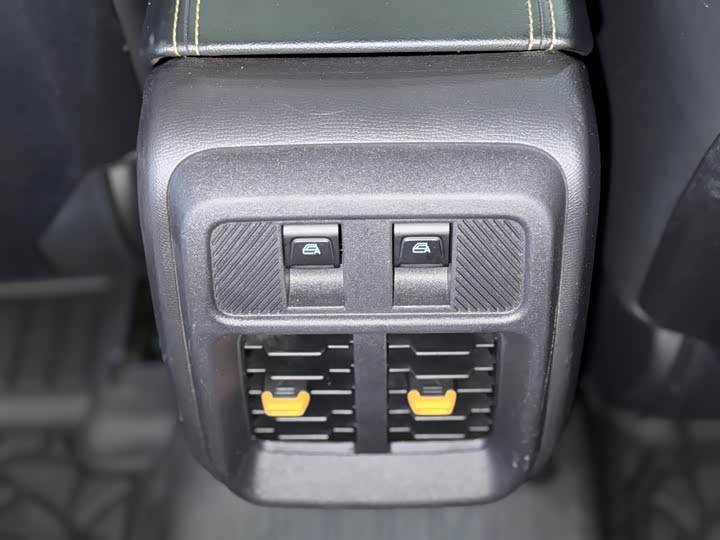 Photo 6 - Ford Bronco