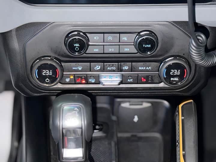 Photo 8 - Ford Bronco