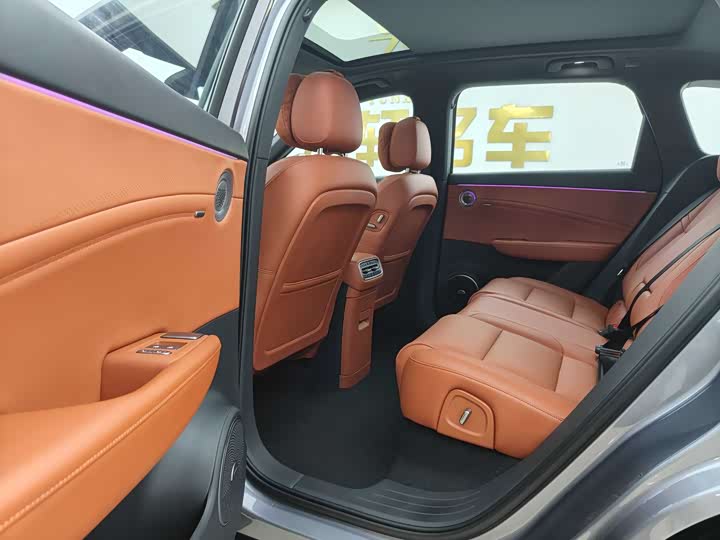 Фото 9 - Hongqi HS6 Hybrid