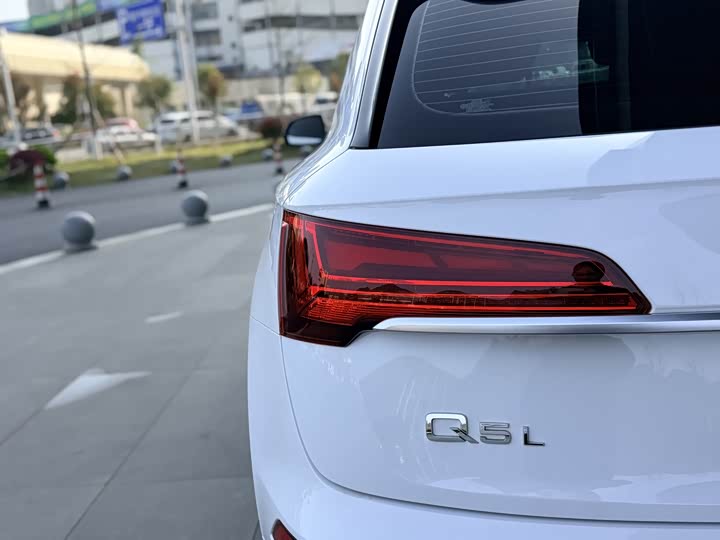 Фото 8 - Audi Q5L